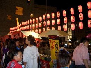 行列の出来るイカやき屋。