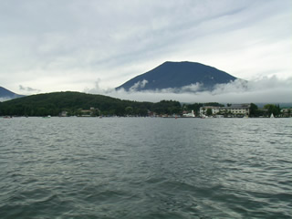 野尻湖から山を望む